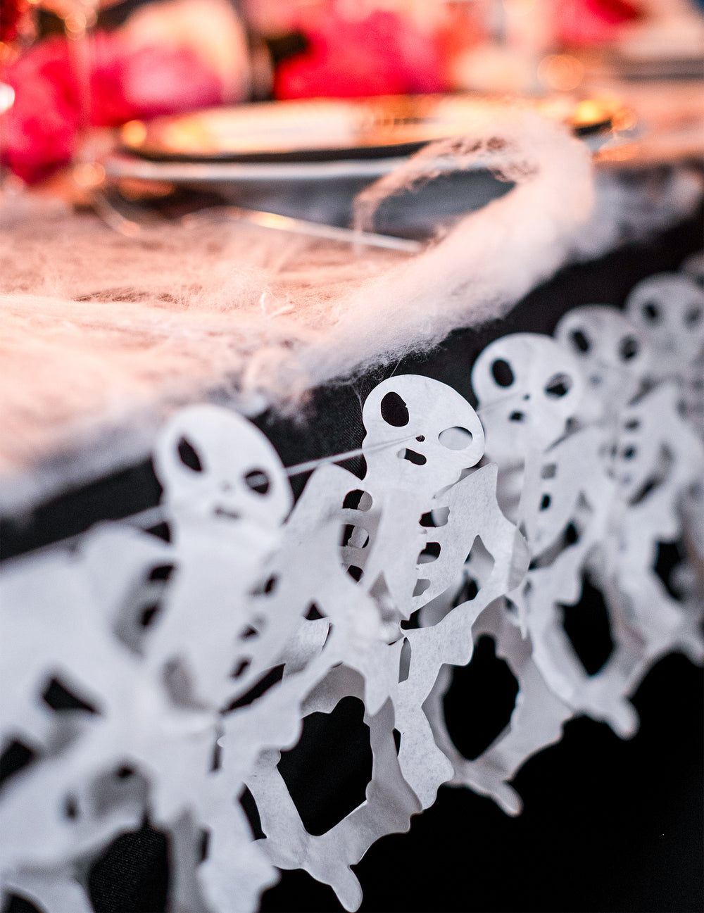 Détail de la suspension sur table de la guirlande en papier squelette pour Halloween
