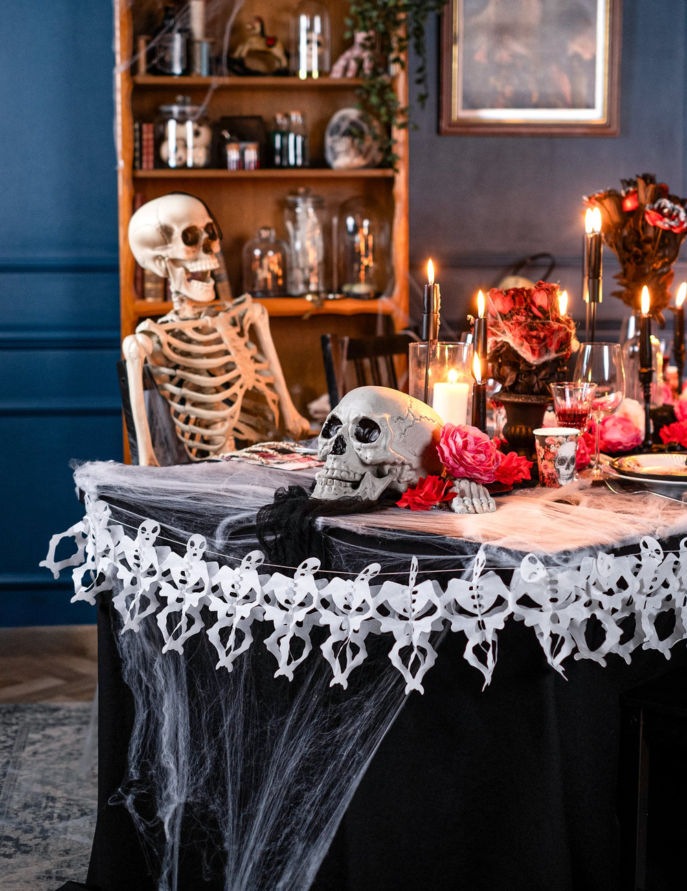 Mise en situation sur une table de la guirlande en papier squelette pour Halloween