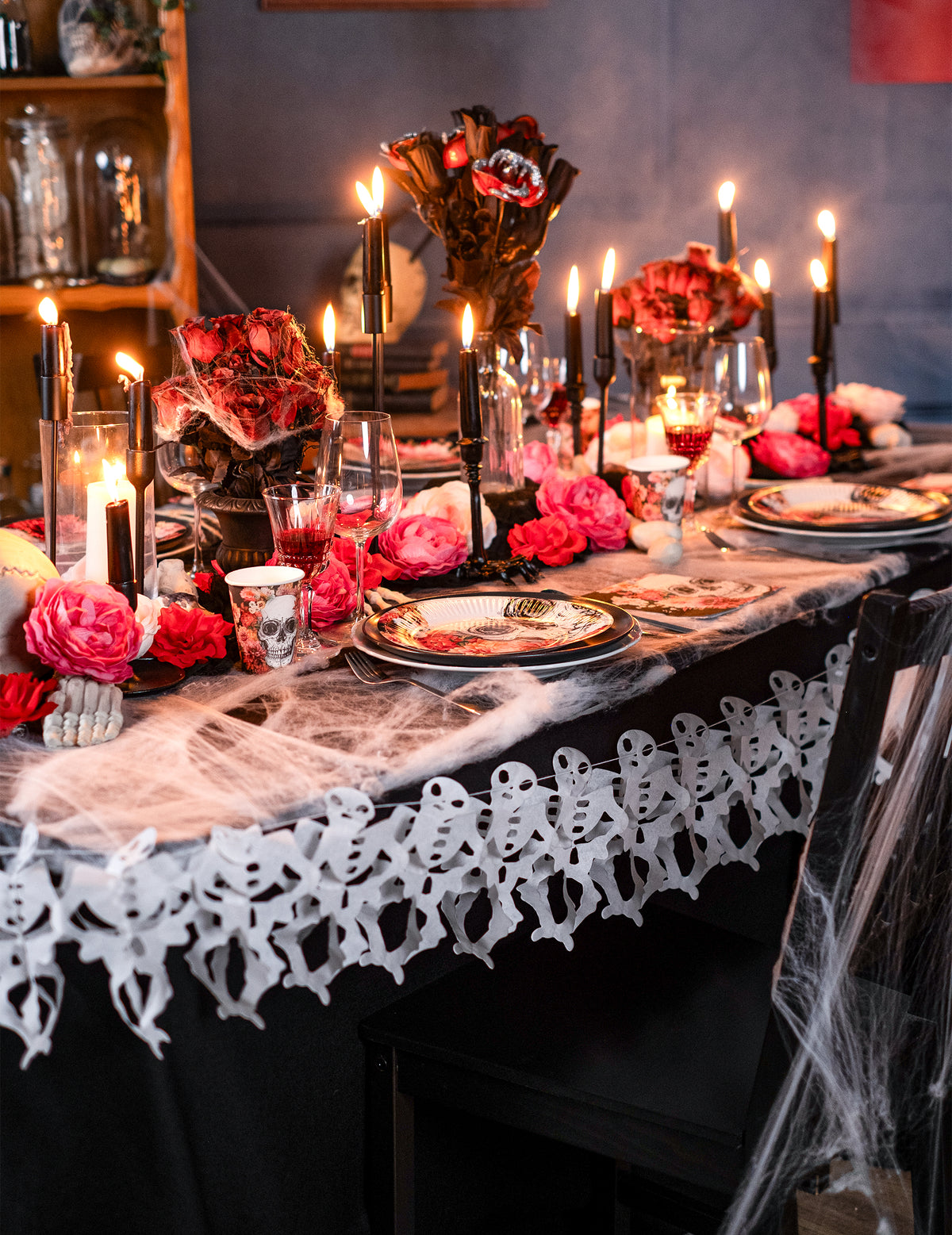 Vue d'ensemble sur table de la guirlande en papier squelette pour Halloween