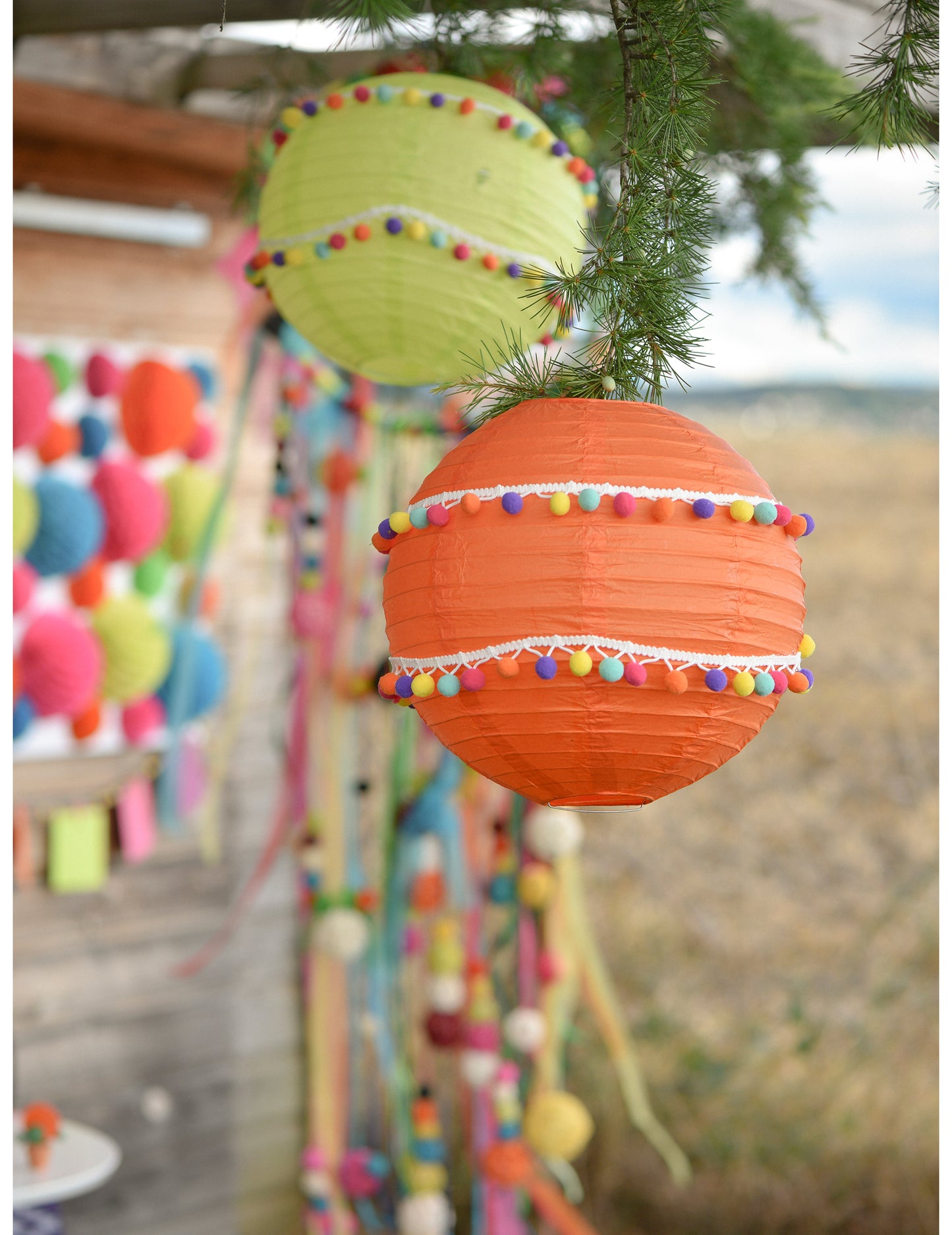 2 m belega, 2 cm večbarvnega traku s pomponi