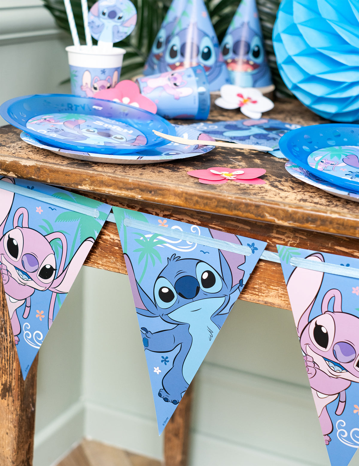 Gros plan sur les fanions de la guirlande fanions papier Stitch