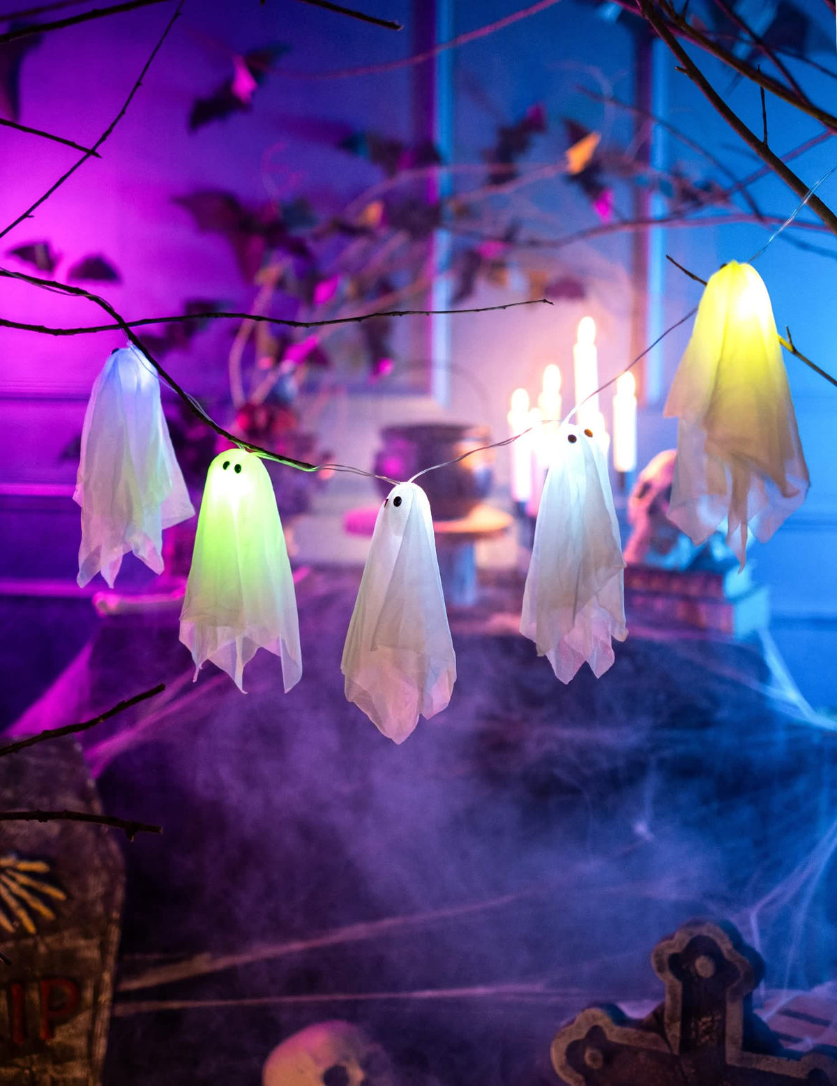 Prikaz girlande z osvetljenimi duhovi za halloween