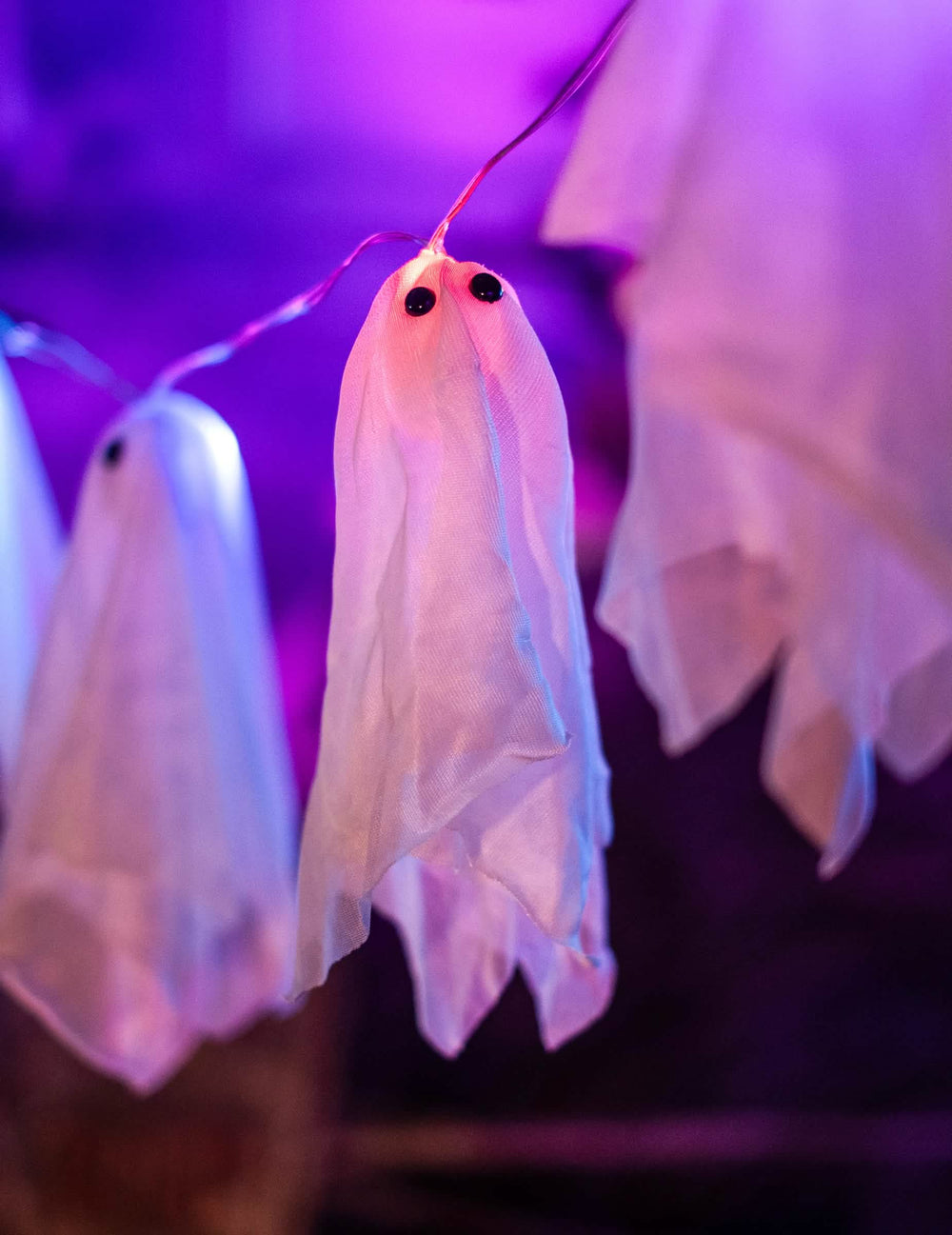 Detajl duhova iz blaga na svetlečih girlandah duhov za halloween