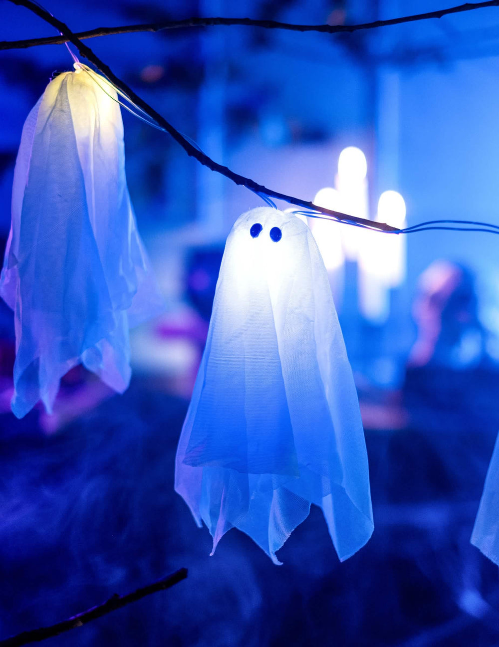 Velik plan duha z girlande z svetlečimi duhovi halloween