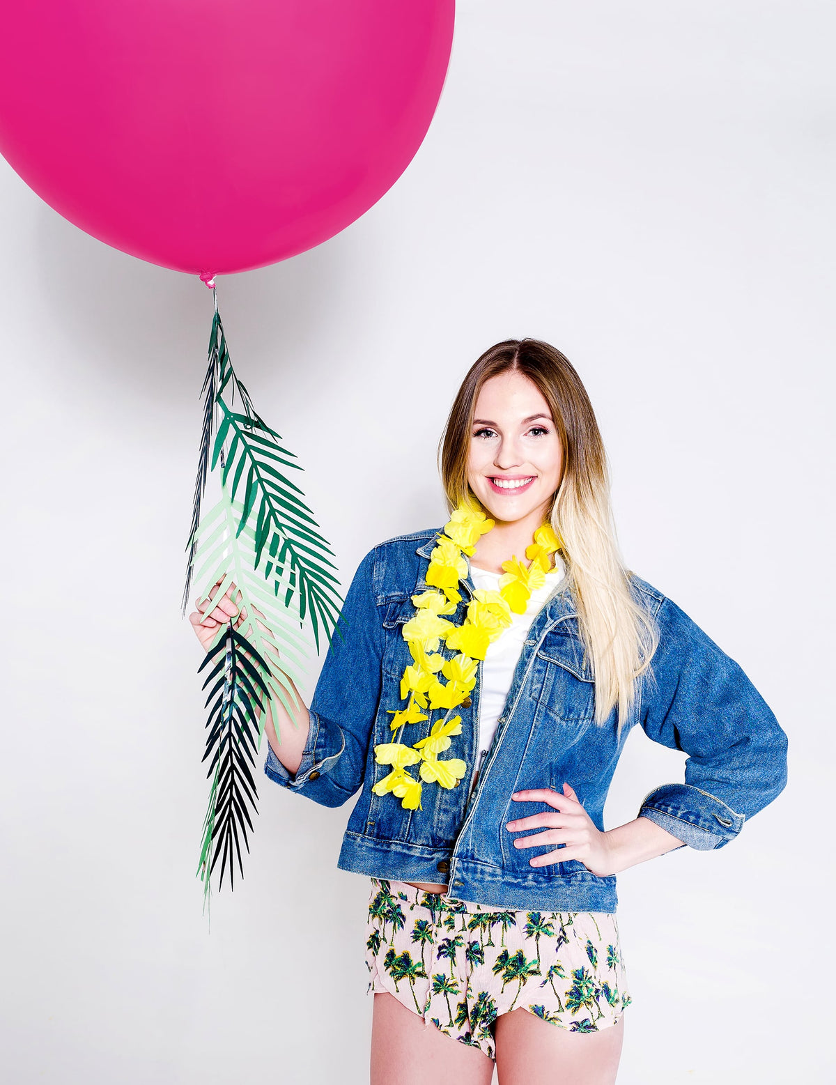 Mise en situation tenue à la main de la guirlande feuilles exotiques aloha