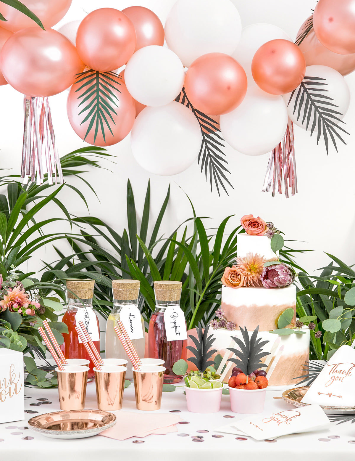 Mise en situation sur un buffet de fête de la guirlande feuilles exotiques aloha