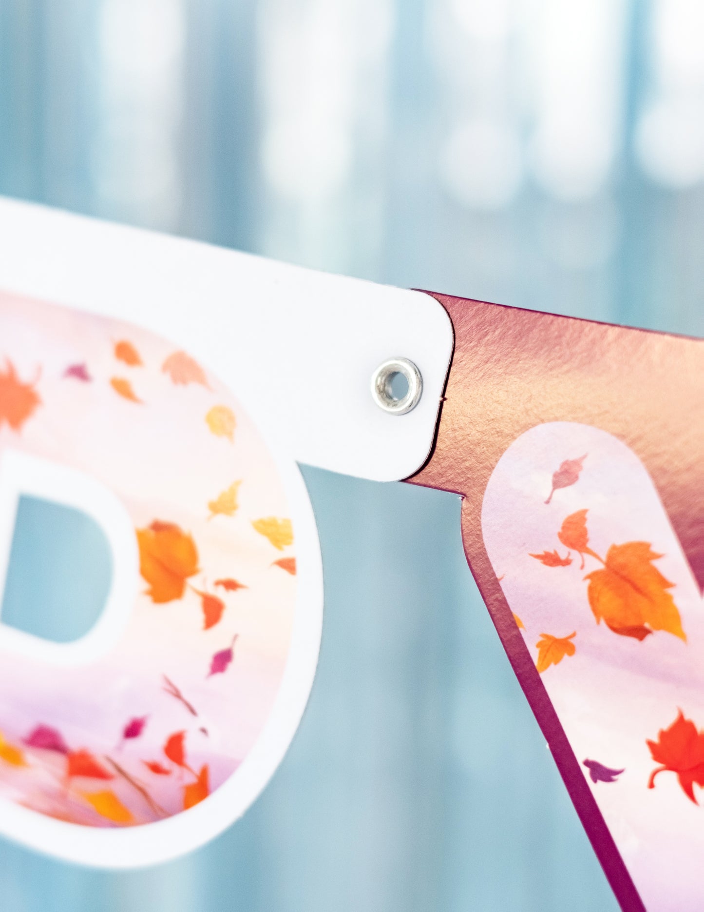 Détail du système d'attache de la guirlande happy birthday La Reine des Neiges 2