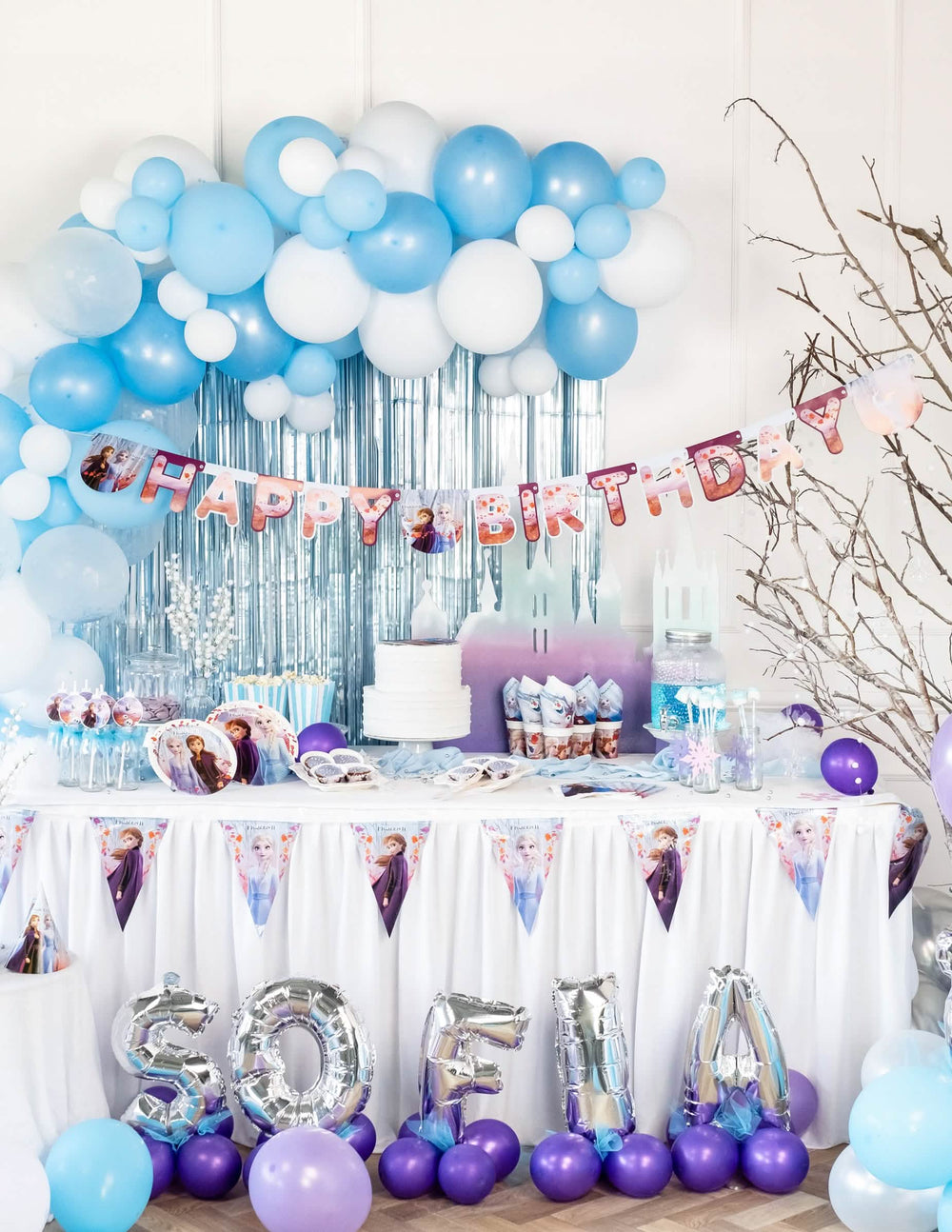 Postavitev za praznovanje s girlando happy birthday Ledeno kraljestvo 2