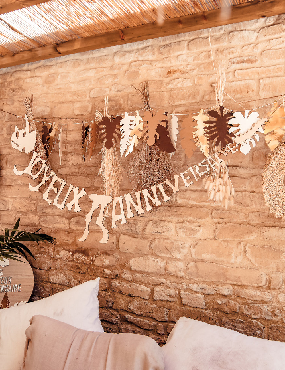 Mise en situation de la guirlande feuilles tropicales pour décoration exotique