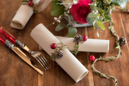 Naravni venček iz rdečih jelk in storžev 110 cm z jagodami