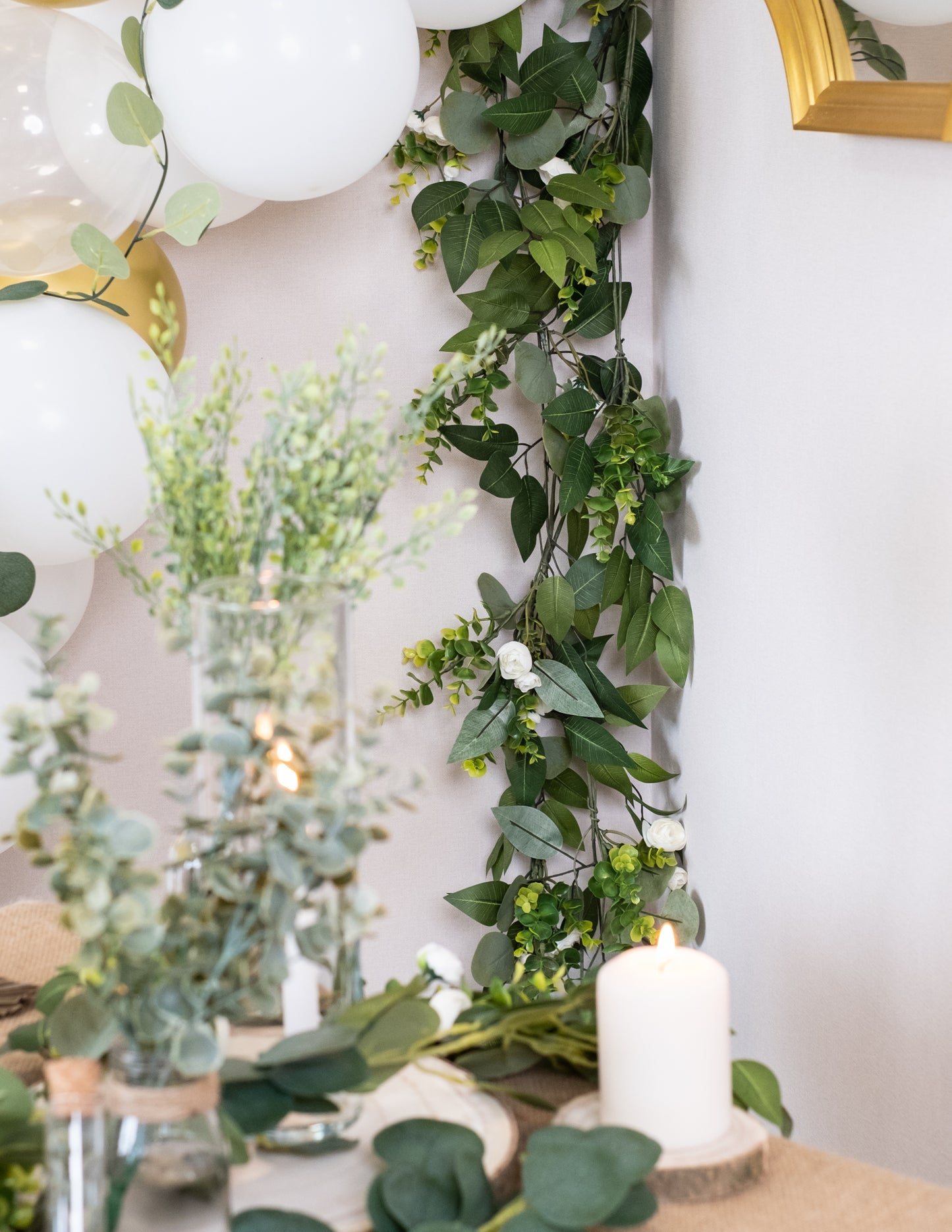 1,40 m dolga girlanda iz belih potonik, lovorja in evkaliptusa za poroke