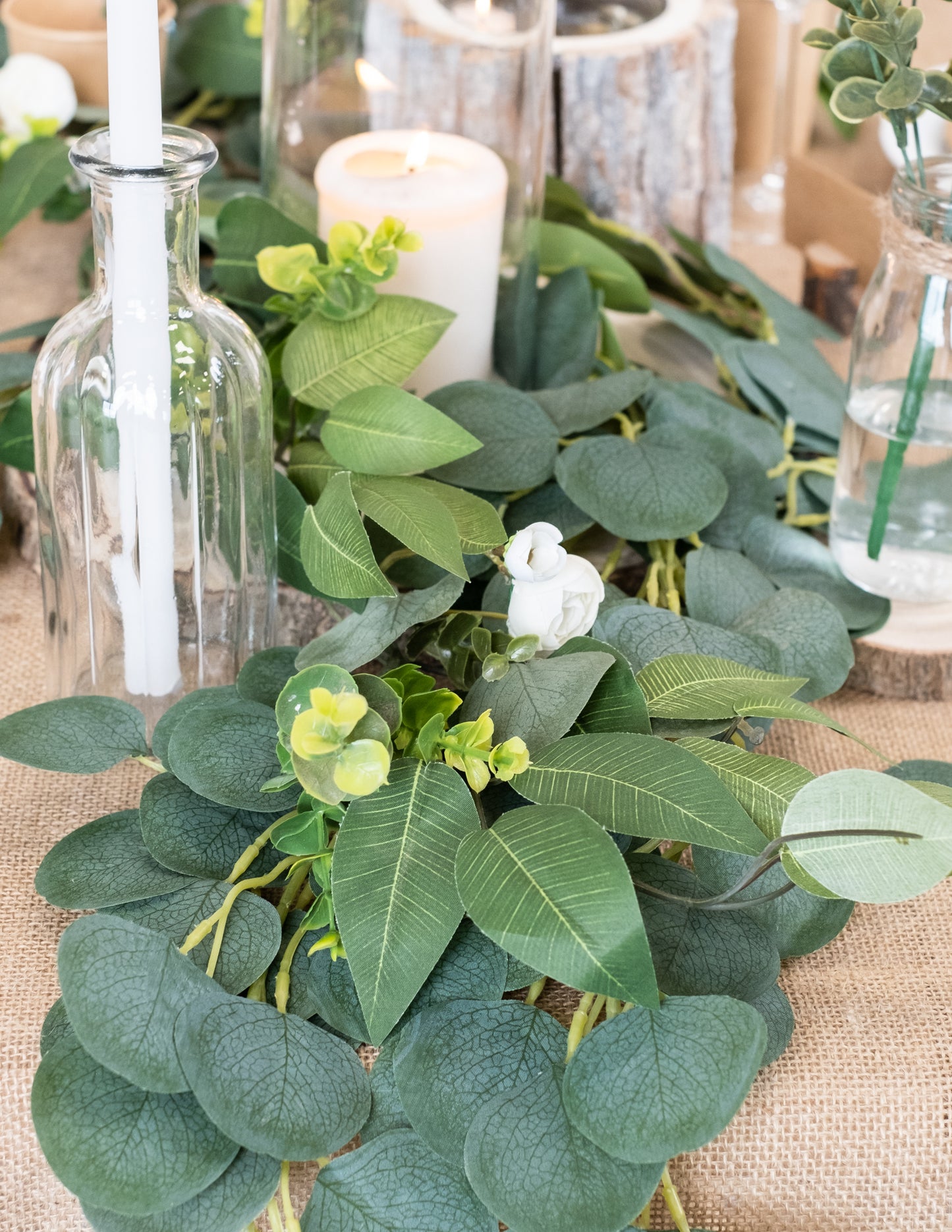 1,40 m dolga girlanda iz belih potonik, lovorja in evkaliptusa za poroke