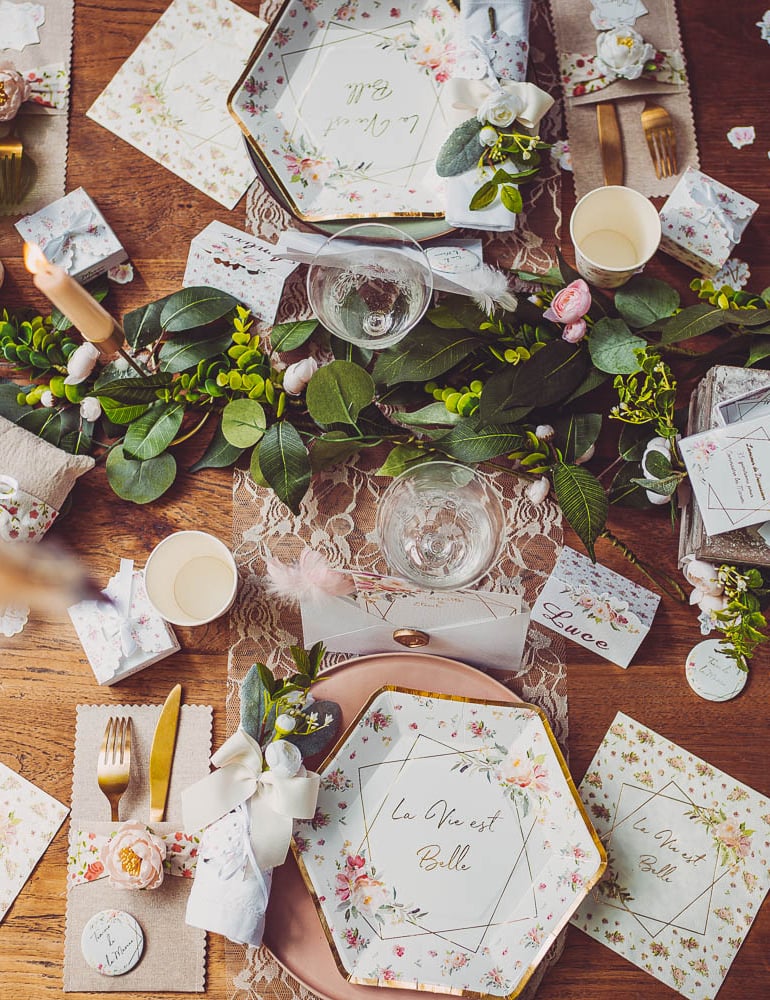 Mise en situation en centre de table de la guirlande de pivoines, laurier et eucalyptus pour mariage blanche
