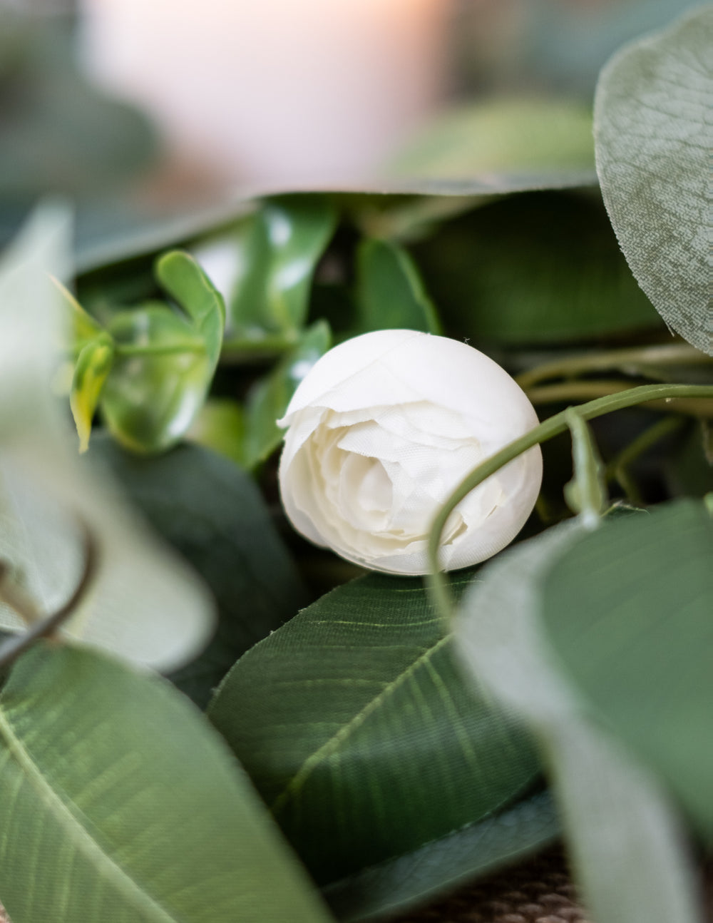 Détail d'une fleur de pivoine de la guirlande de pivoines, laurier et eucalyptus pour mariage blanche