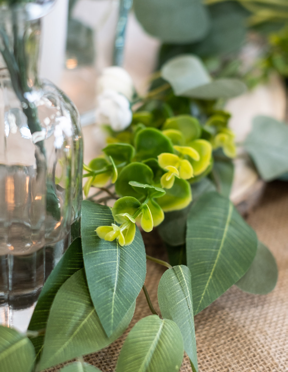 Détail du feuillage de la guirlande de pivoines, laurier et eucalyptus pour mariage blanche