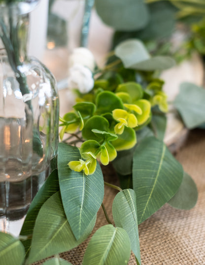 1,40 m dolga girlanda iz belih potonik, lovorja in evkaliptusa za poroke