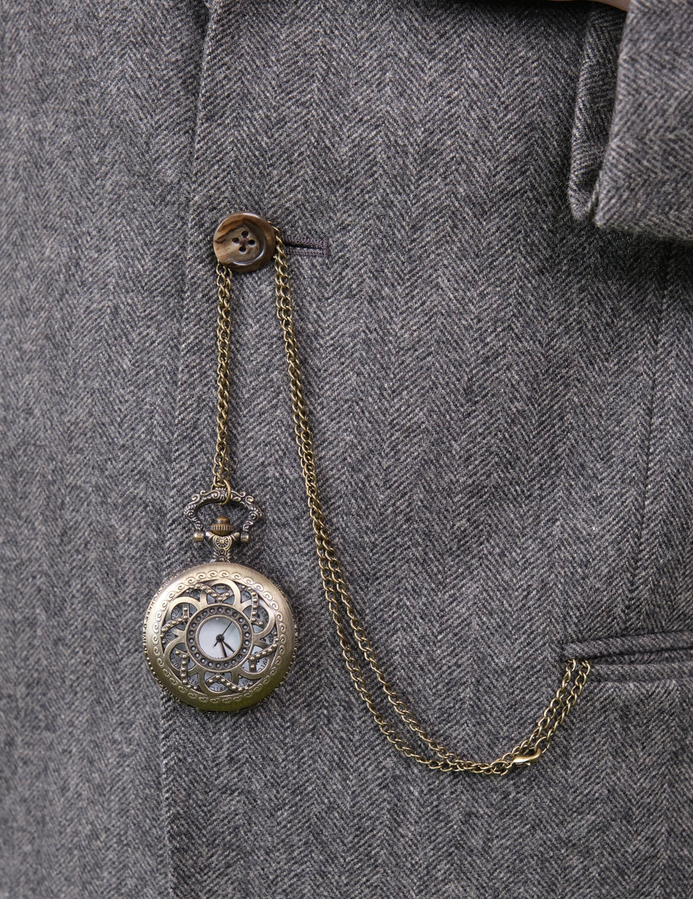 Détail de la montre à gousset et de sa chaîne du kit accessoires années 20