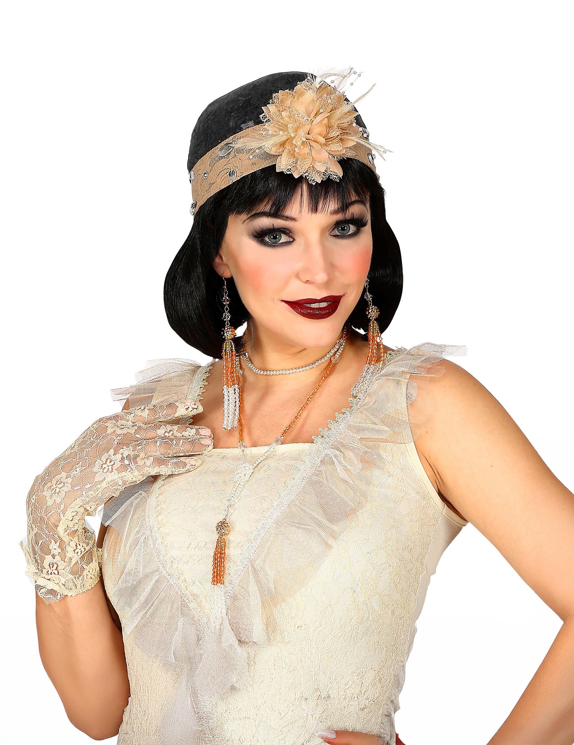 Od blizu prikazan naglavni trak s cvetom in nakit iz čarlstonskega kompleta dodatkov