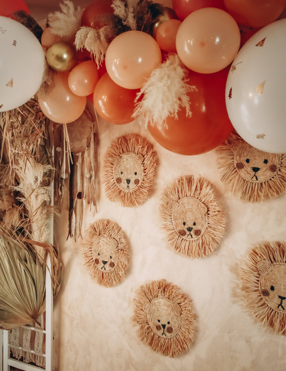 Gros plan sur les ballons et pampas du kit arche de 46 ballons boho pour mariage et anniversaire