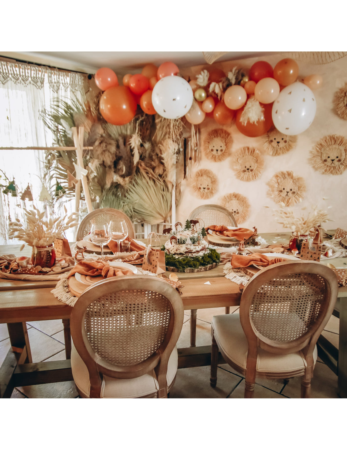 Mise en situation du kit arche de 46 ballons boho pour mariage et anniversaire