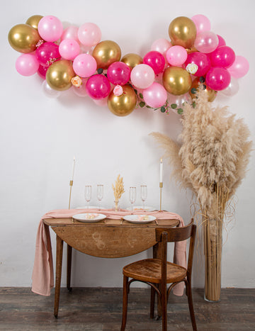 Komplet 50 roza in zlatih balonov za lok s potonikami in evkaliptusom ter cvetlično dekoracijo.