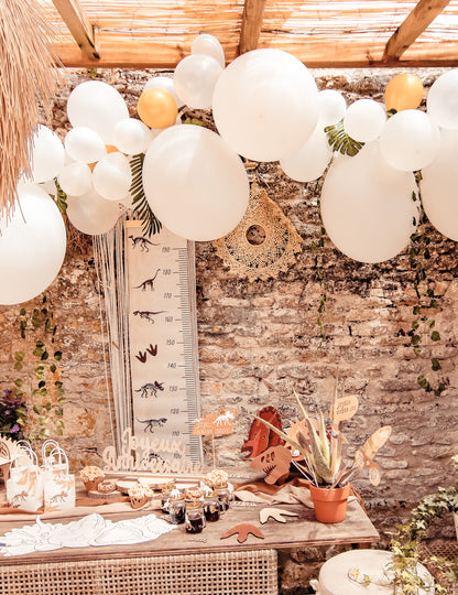 Komplet 55 balonov v obliki belega in zlatega loka z bršljanom in tropskimi listi, elegantna dekoracija