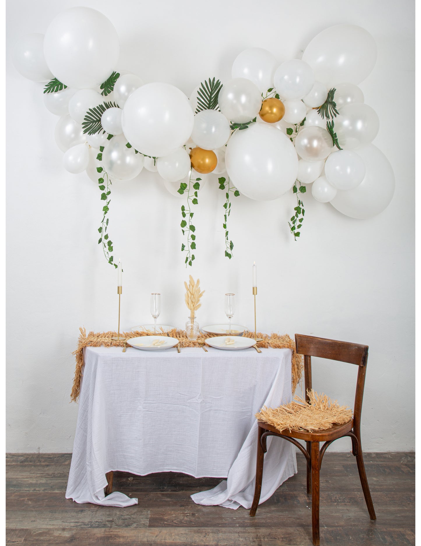 Komplet 55 balonov v obliki belega in zlatega loka z bršljanom in tropskimi listi, elegantna dekoracija
