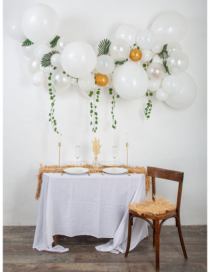 Komplet 55 balonov v obliki belega in zlatega loka z bršljanom in tropskimi listi, elegantna dekoracija