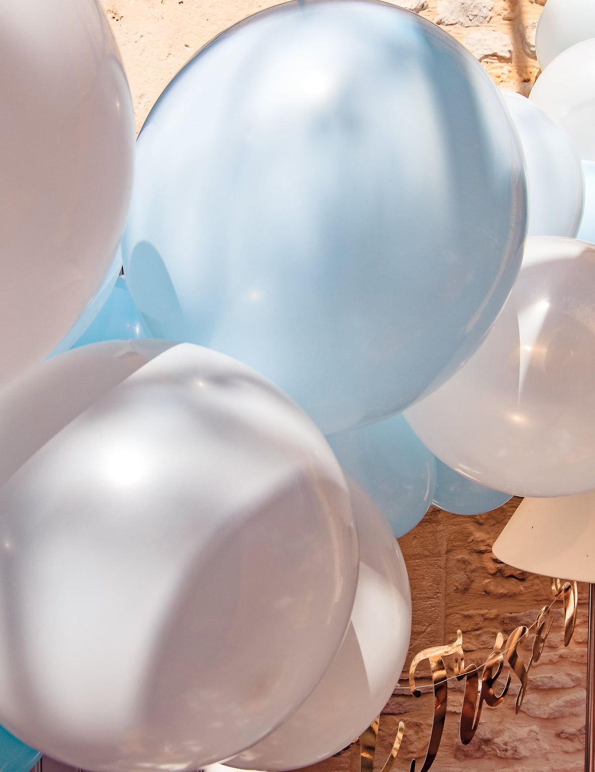 Gros plan sur les ballons du Kit arche de 57 ballons bleue et blanche pour baby shower