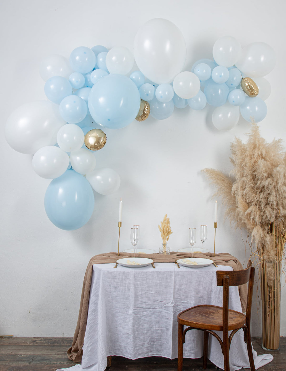 Kit arche de 57 ballons bleue et blanche pour baby shower avec touches dorées