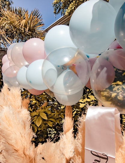 Komplet za razkrivanje spolnega loka z 58 baloni v modri in roza barvi