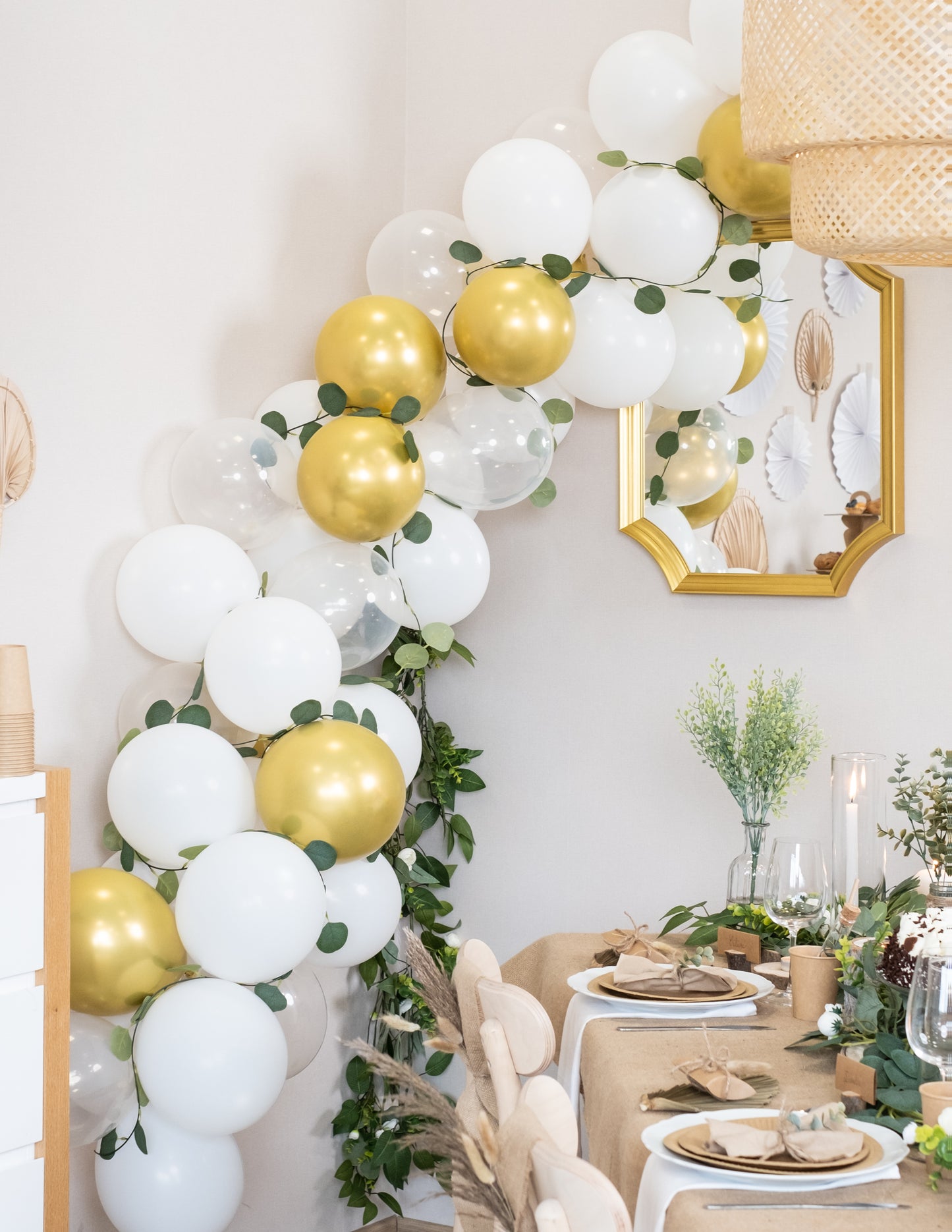 Komplet 60 balonov v obliki loka v beli in zlati barvi z listi evkaliptusa