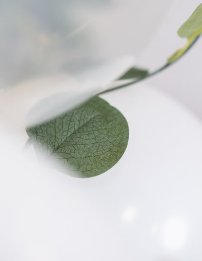 Komplet 60 balonov v obliki loka v beli in zlati barvi z listi evkaliptusa