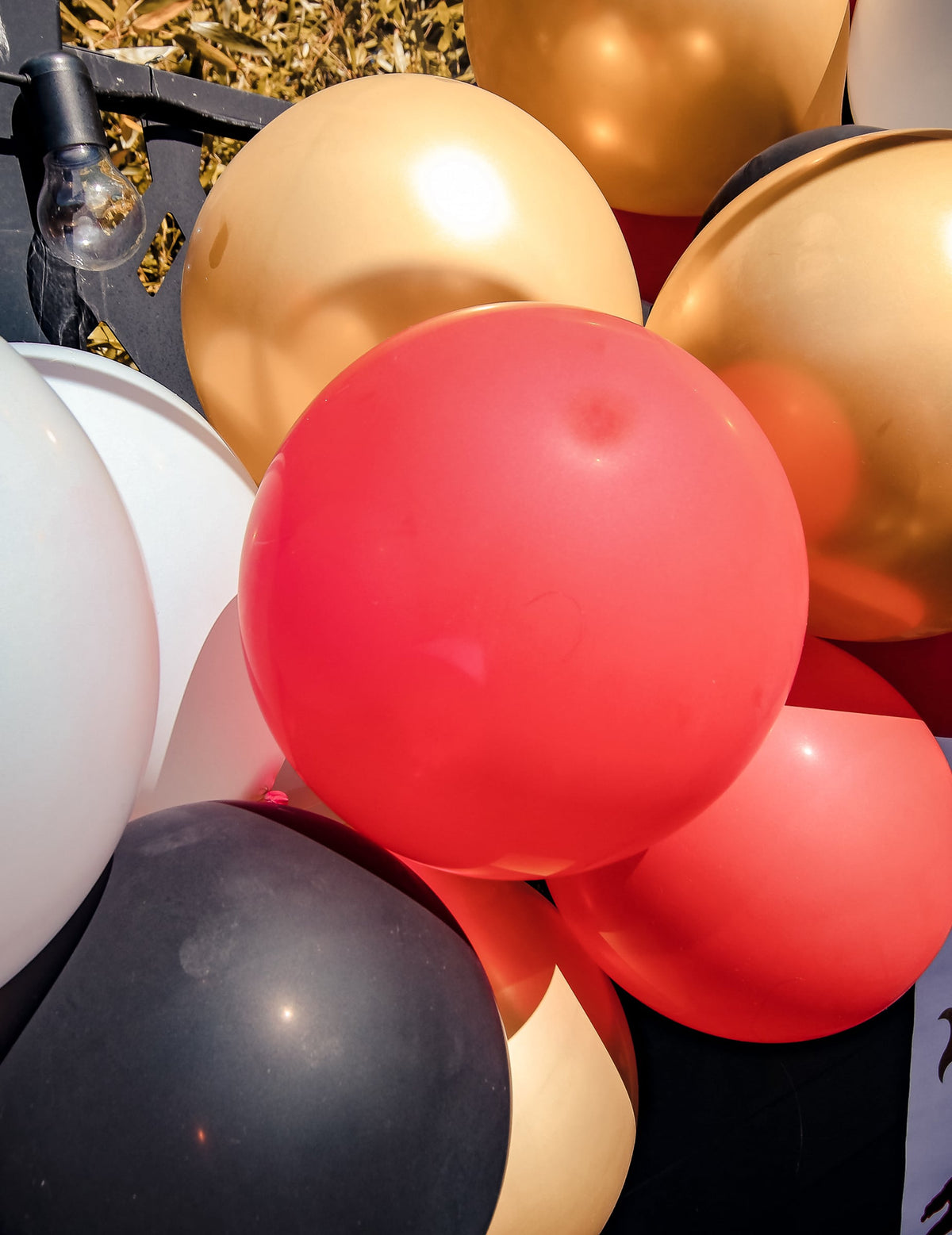 Gros plan sur les ballons du kit arche de 60 ballons pour anniversaire