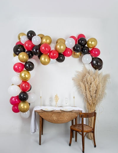 Kit arche de 60 ballons pour anniversaire rouges noirs or et blanc