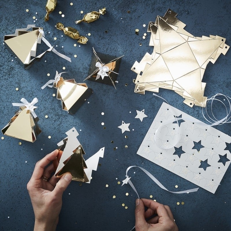 Mise en situation et montage du kit calendrier de l'avent boîtes sapin à personnaliser doré avec étiquettes