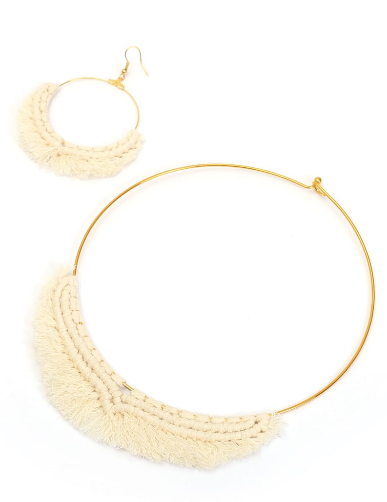 Détail du collier et de la boucle d'oreille du Kit collier en macramé bohème