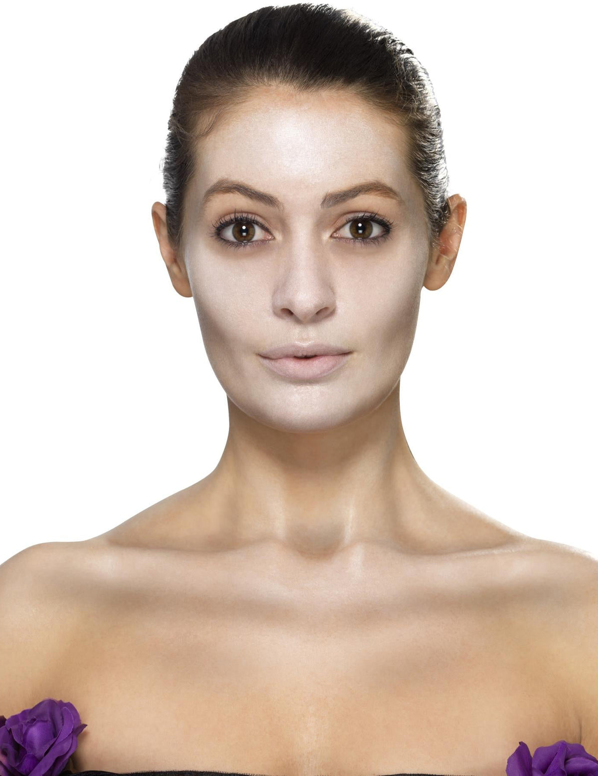 Détail du teint blanc sur le visage du kit maquillage Dia de los muertos pour femme fleurs bleues