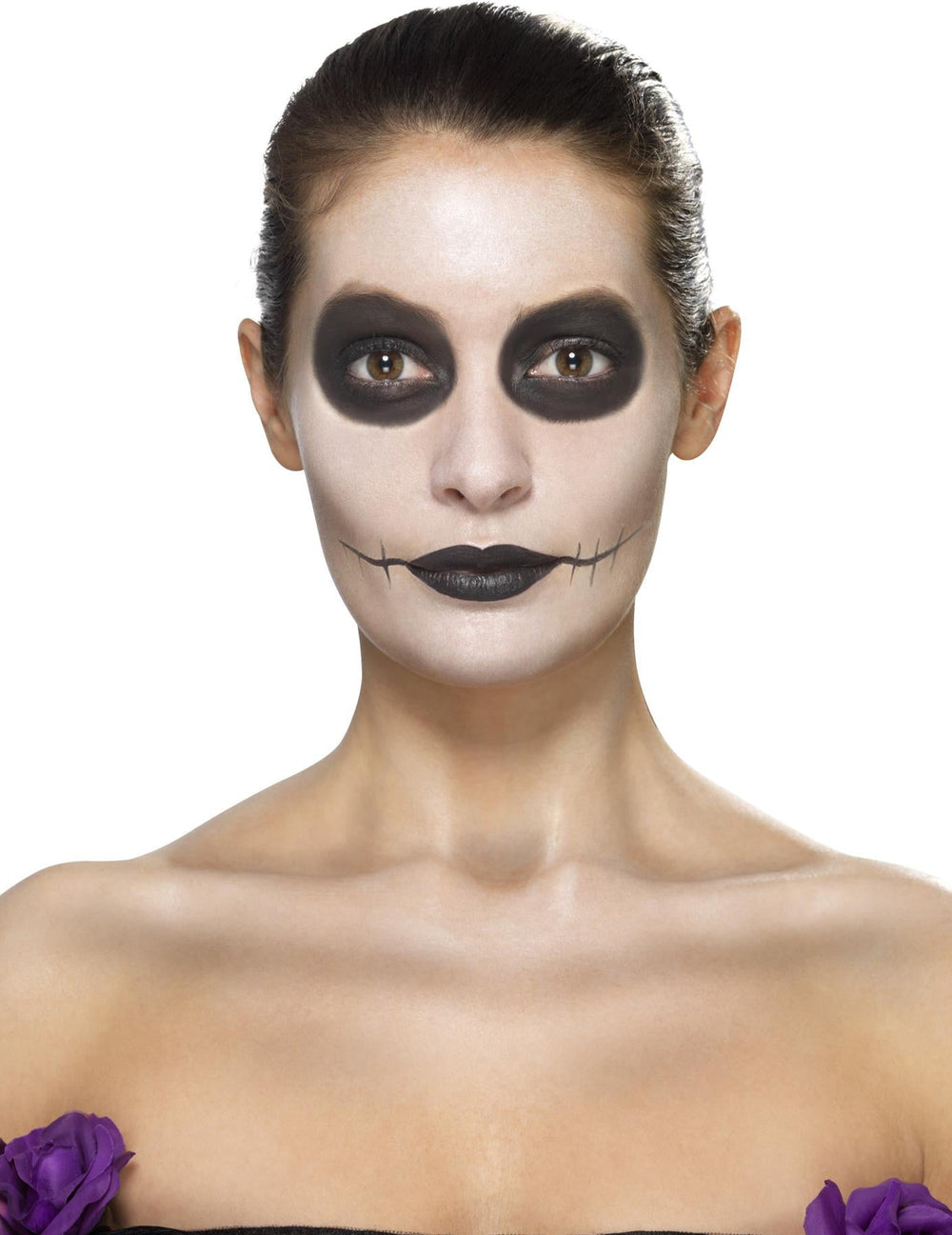 Détail du maquillage noir des yeux et de la bouche du kit maquillage Dia de los muertos pour femme fleurs bleues