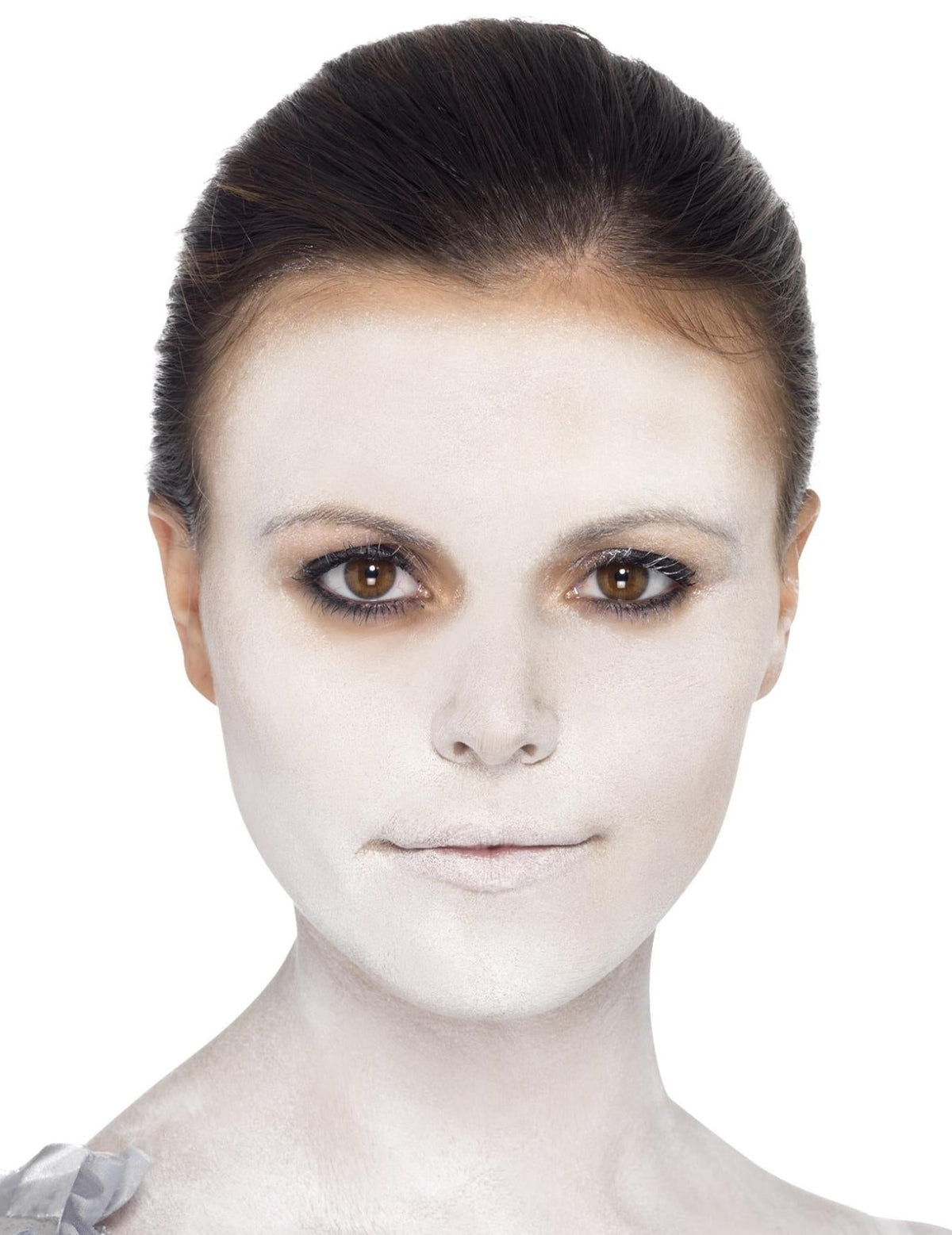 Gros plan sur le maquillage blanc du kit maquillage pirate des mers