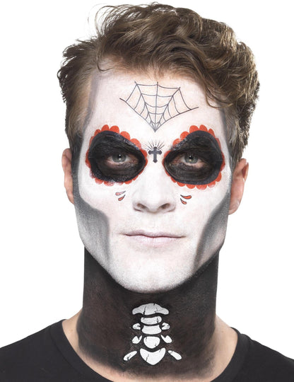Détail du maquillage du visage et du cou du kit maquillage squelette mexicain Dia de los muertos