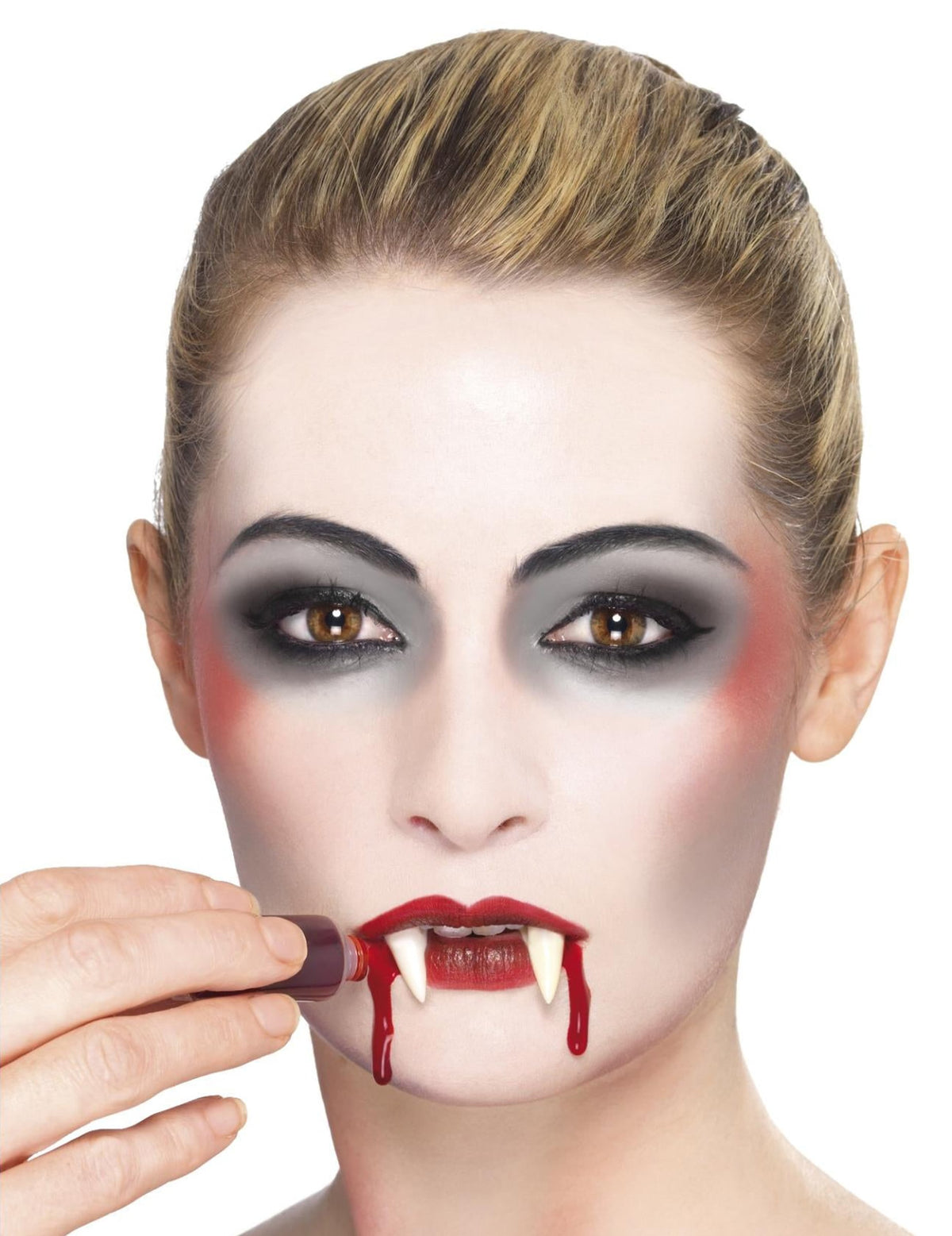 Application du faux sang sur les lèvres du kit maquillage vampire pour adulte Halloween