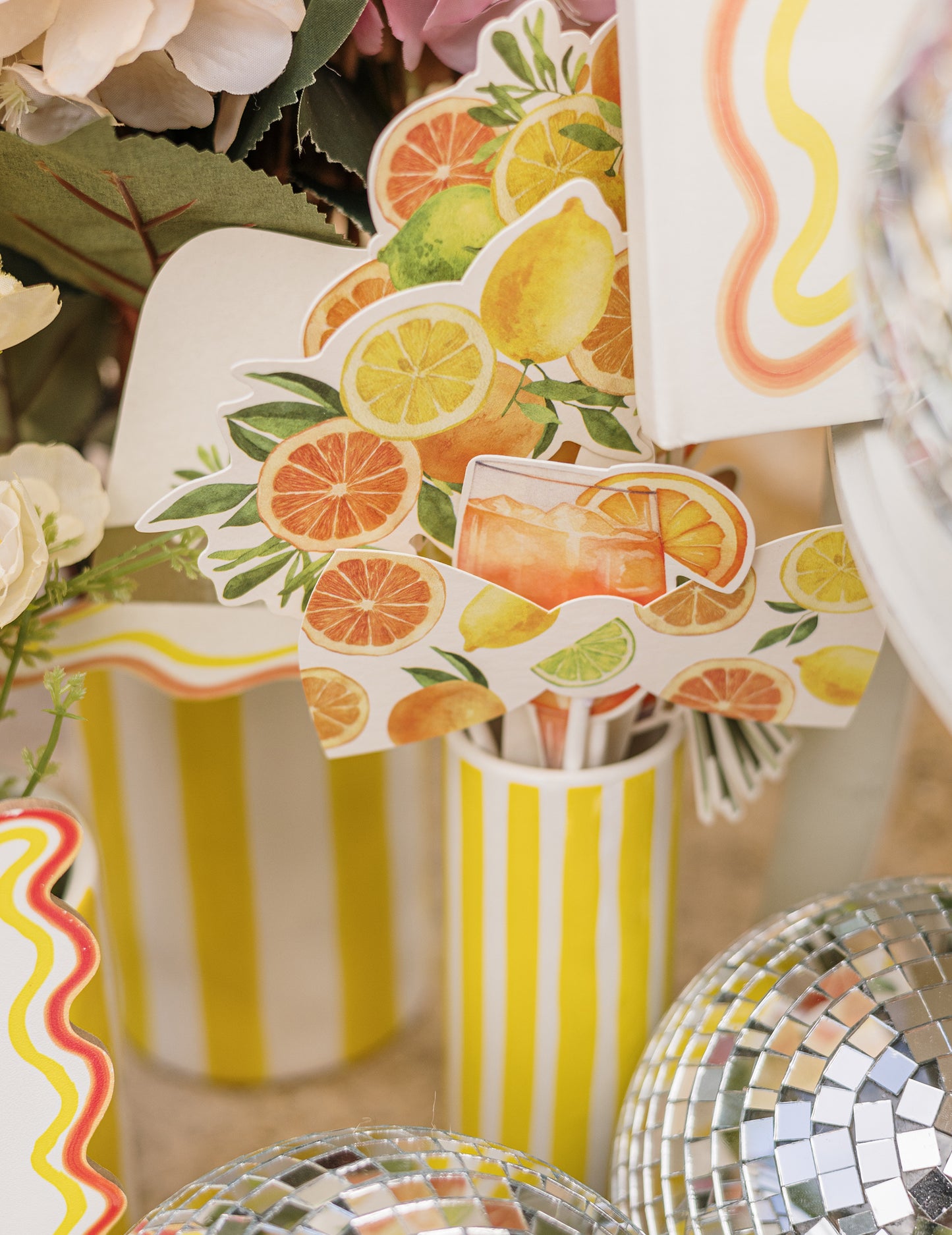 Komplet za fotokabino Fizz Citrus s kremnim, oranžnim in zlatim papirjem ter prazničnimi dodatki