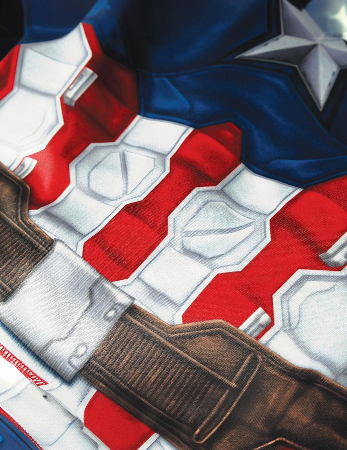 Détail de l'imprimé effet armure du kit top et masque Captain America pour enfant