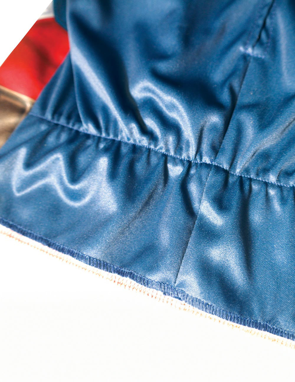 Détail de l'ourlet élastiqué du kit top et masque Captain America pour enfant