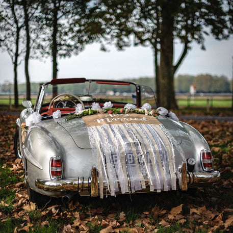 Vue de l'arrière de la voiture décorée du kit voiture des mariés champêtre Just Married