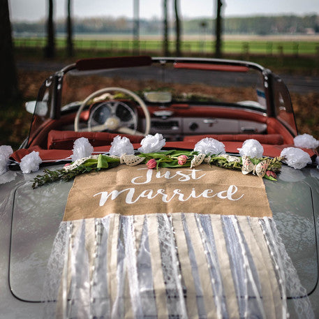 Détail de la bannière en jute et dentelle du kit voiture des mariés champêtre Just Married