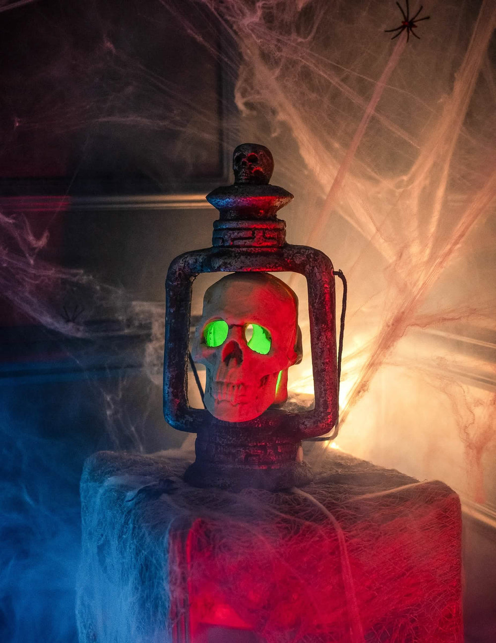 Podrobnost zelenega svetlobnega učinka Halloween svetilke v obliki lobanje