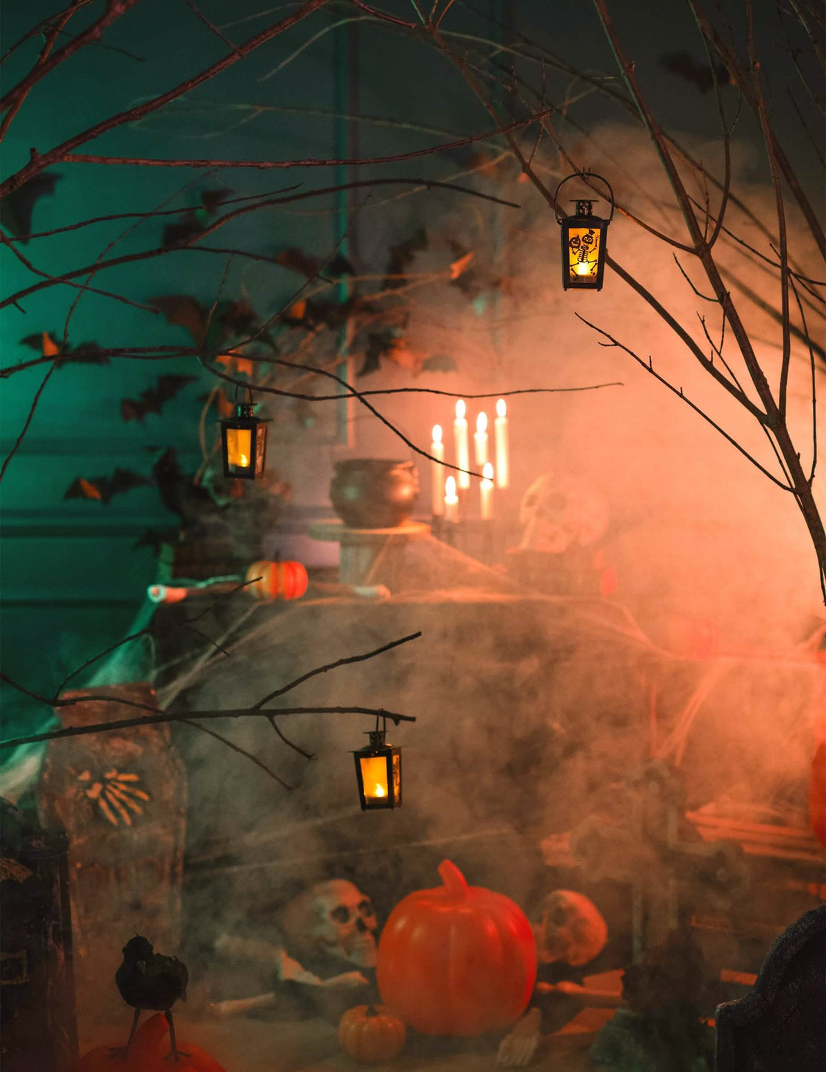 Postavitev v strašljivem okolju svetilke za halloween s okostnjakom in bučo