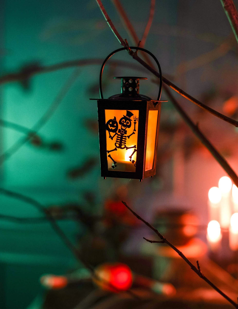 Viseča scenografija na veji svetilke halloween s okostnjakom in bučo